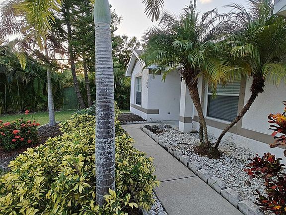 4th image of 585 NW Floresta Drive