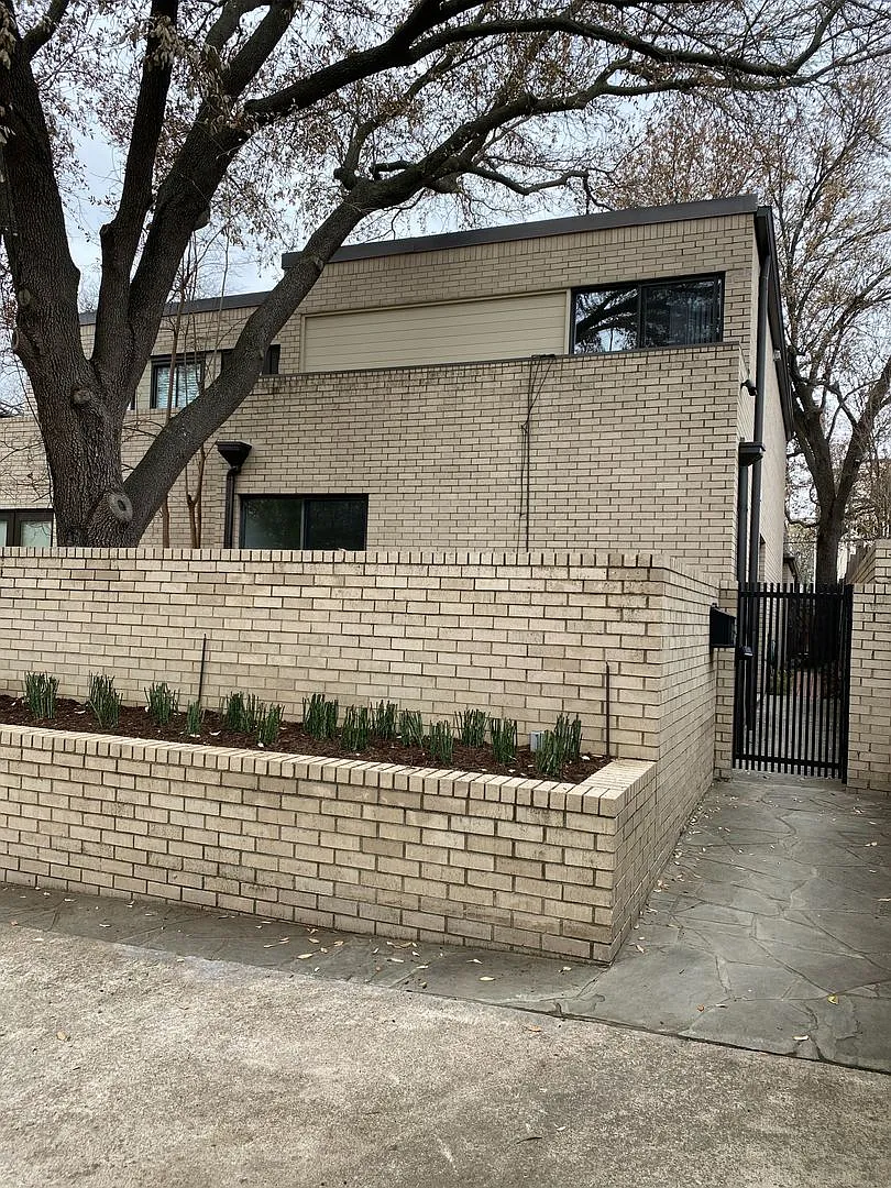 Wonderfully Remodeled Duplex Near River Crest Country Club! — Photo 3