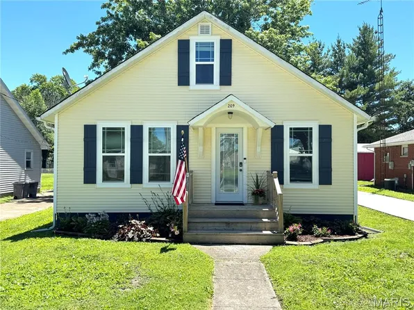 209 S McElroy St, Raymond, IL 62560