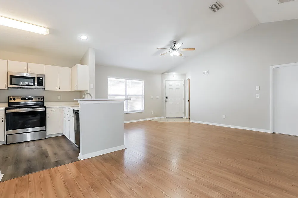 4 bed, 2.0 bath, 1337 sqft, $3,740 — Photo 4