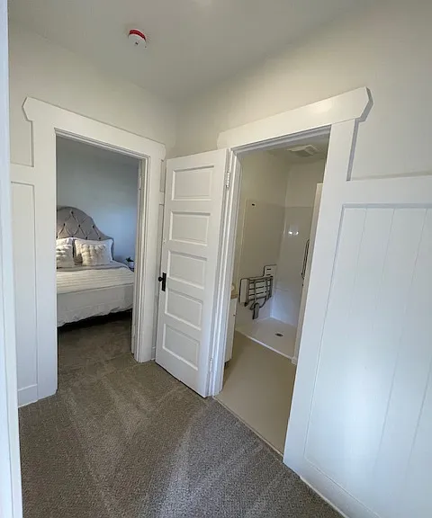 Hallway to bedrooms and bathroom