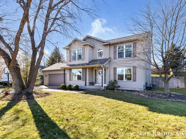 8275 Vista Royale Ln NE, Rockford, MI 49341