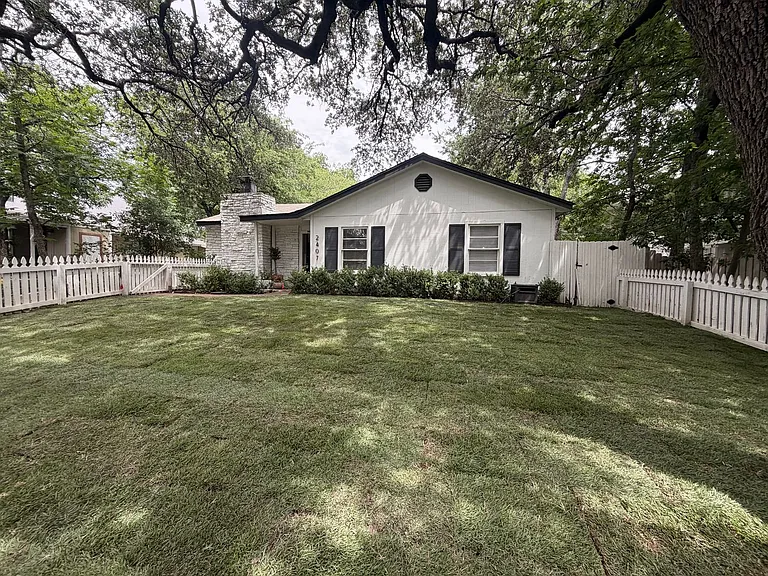 2407A Winsted Ln — Photo 23