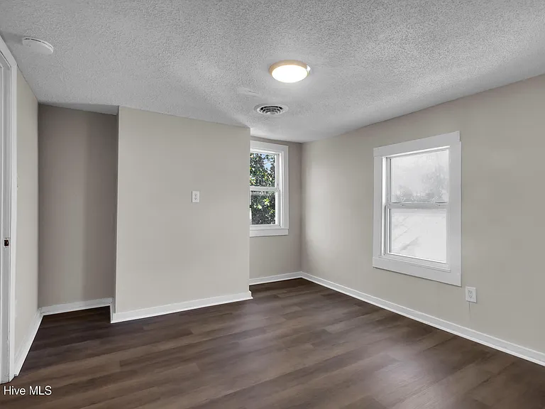605 1st Ave — Photo 15
