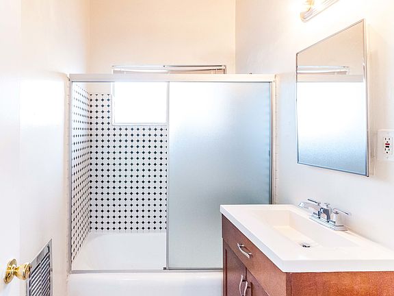 5th image of 1022 Wilcox Ave APT 6
