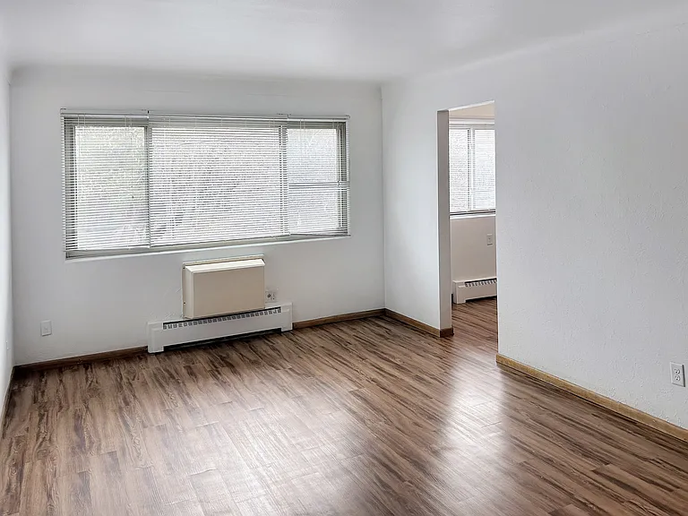 Carroll Court Apartments — Photo 4