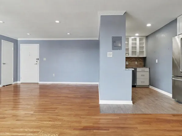 2016 N Adams St APT 812, Arlington, VA 22201