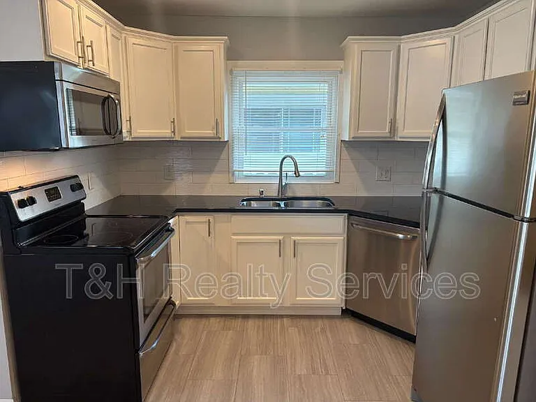 1427 S Olive St — Photo 9