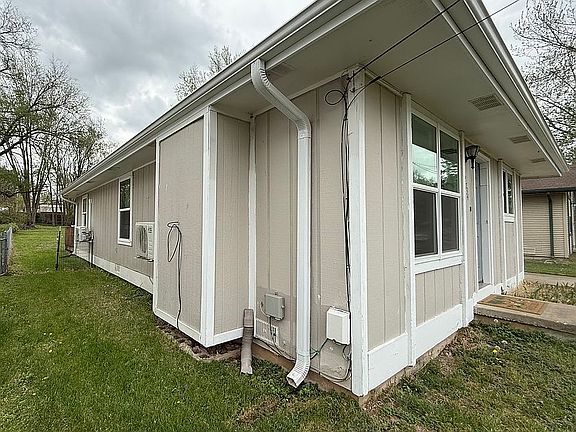 4th image of 2734 N Summit Ave