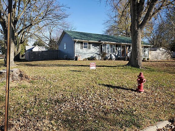 4th image of 916 Logan St