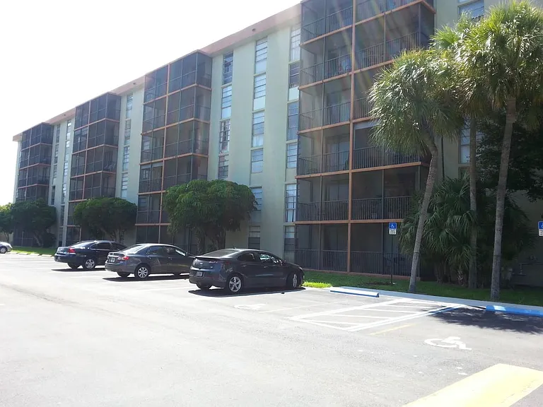 W Dixie Hwy — Photo 1