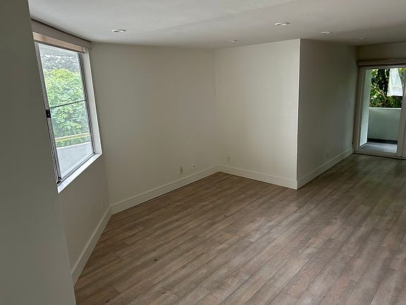 3rd image of 2218 N Beachwood Dr APT 101