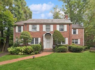 22 Elliot Rd, Great Neck, NY 11021