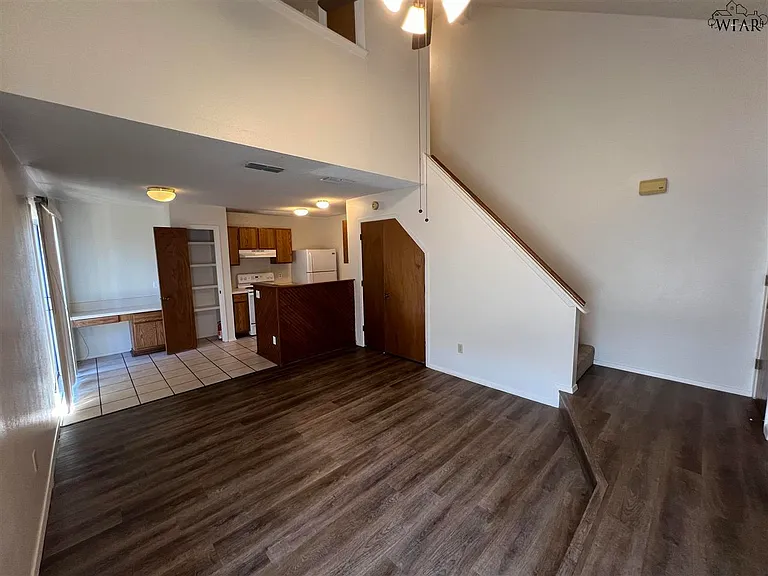 4501 Mistletoe Dr — Photo 2
