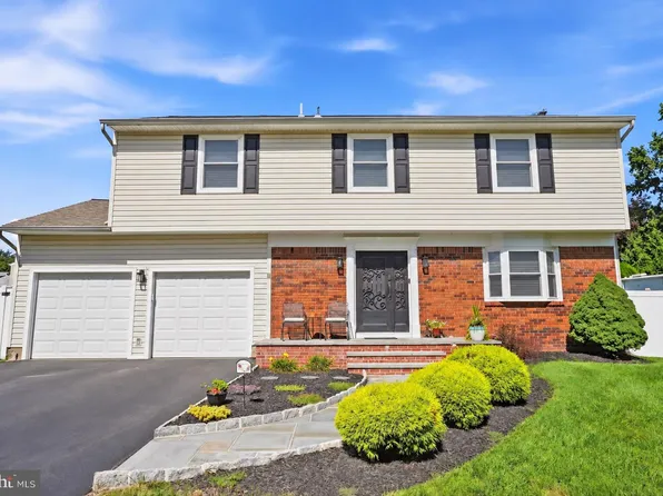 8 Nancia Dr, Fallsington, PA 19054