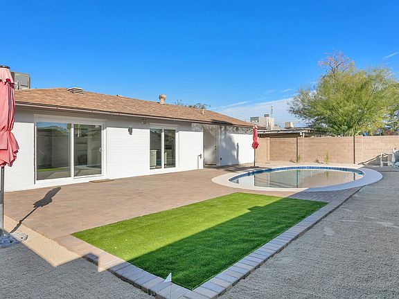 4th image of 2333 E Paradise Dr