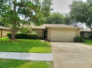 108 Maple Leaf Dr, League City, TX 77573