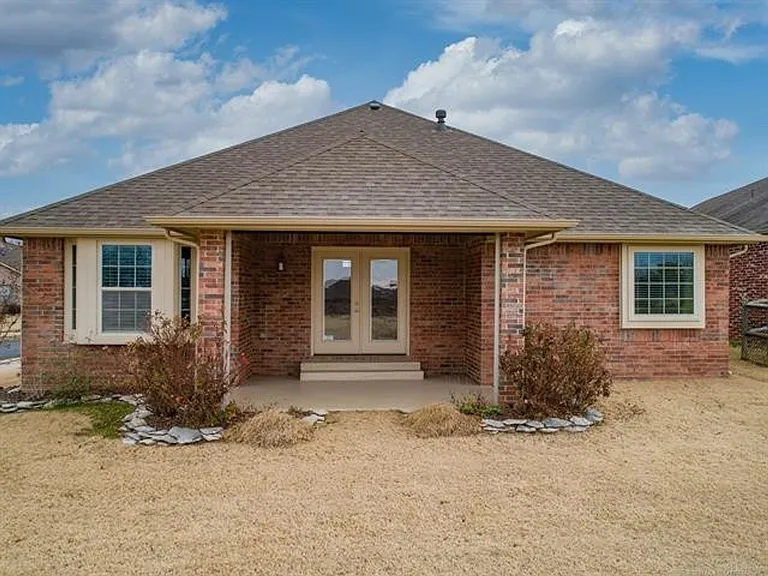 10724 Masters Cir — Photo 12