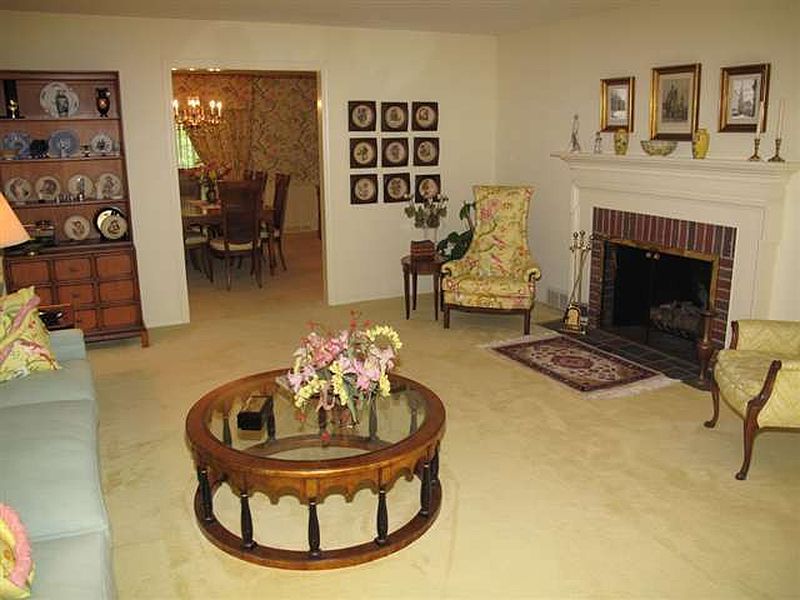 2nd image of 1000 THACKERAY Court