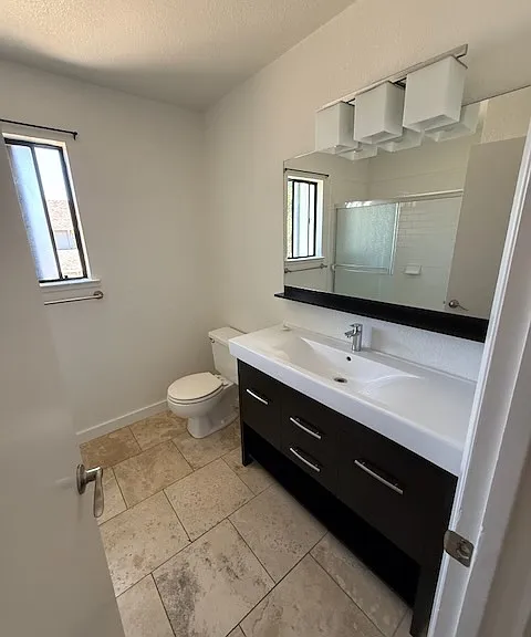 Second bathroom (2nd floor)