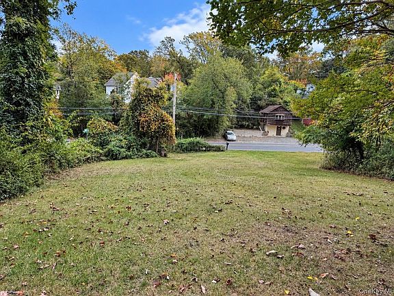 3rd image of 140 Hallock Landing Road