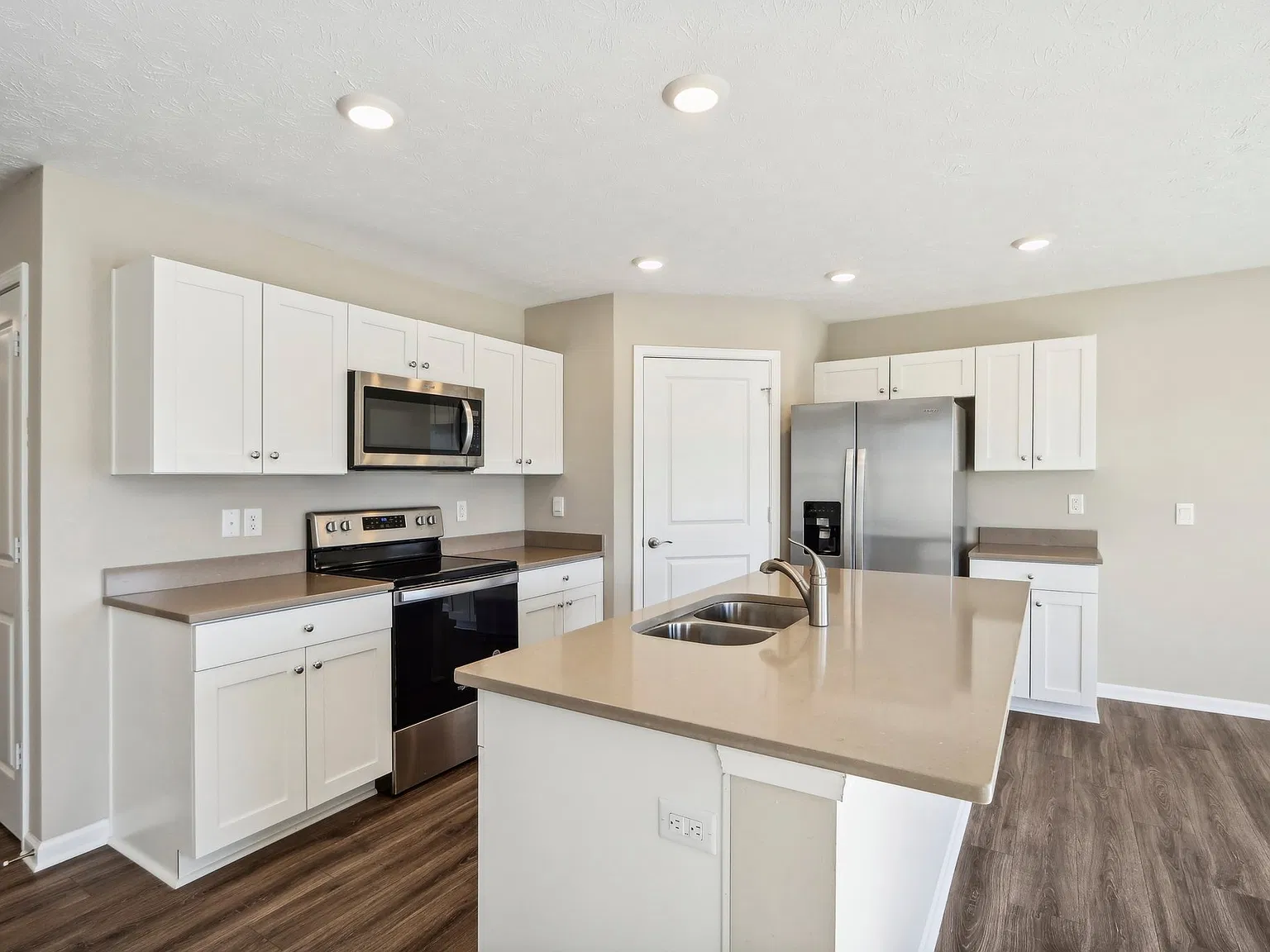 3 bed, 2.0 bath, 1498 sqft, $1,745 — Photo 2