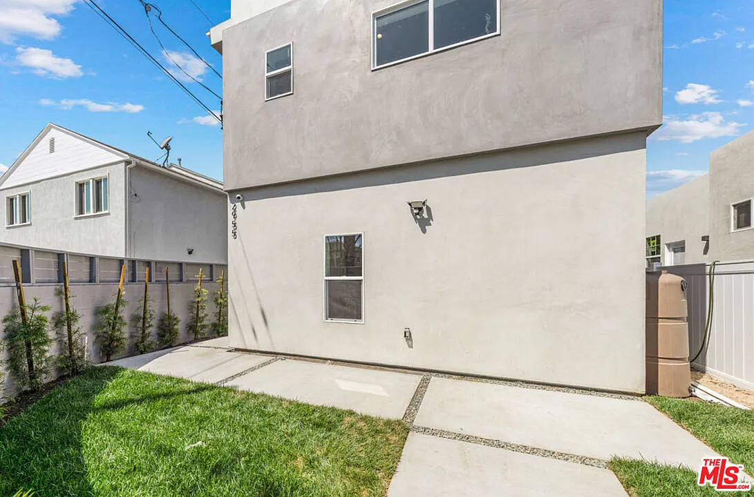 3 bed, 3.0 bath, 1200 sqft, $5,000 — Photo 2