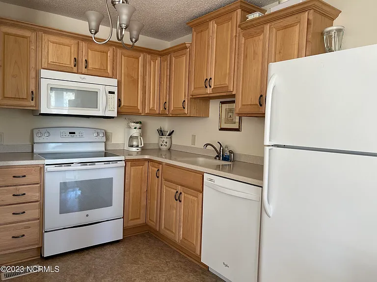 207 Foxkroft Dr — Photo 13