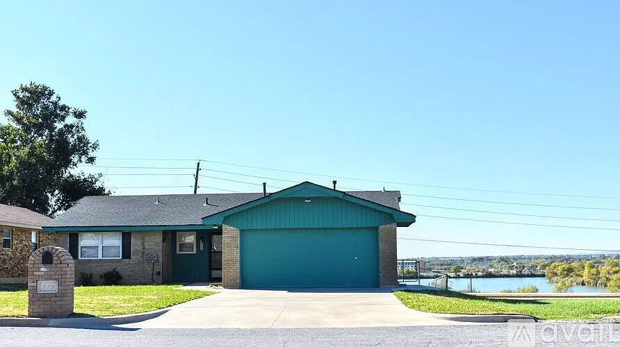 212 SE Surrey Pl