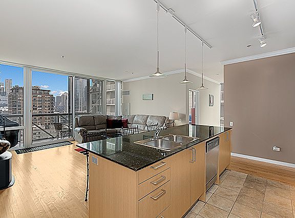 5th image of 653 N Kingsbury St APT 1407