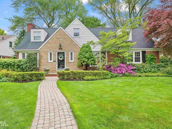 1427 N Renaud Rd, Grosse Pointe Woods, MI 48236