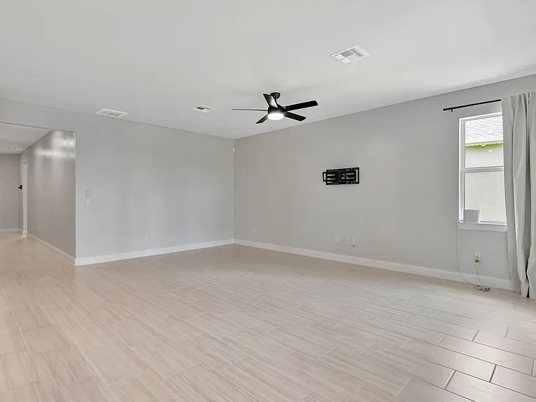 8606 Dahlia Cir — Photo 3