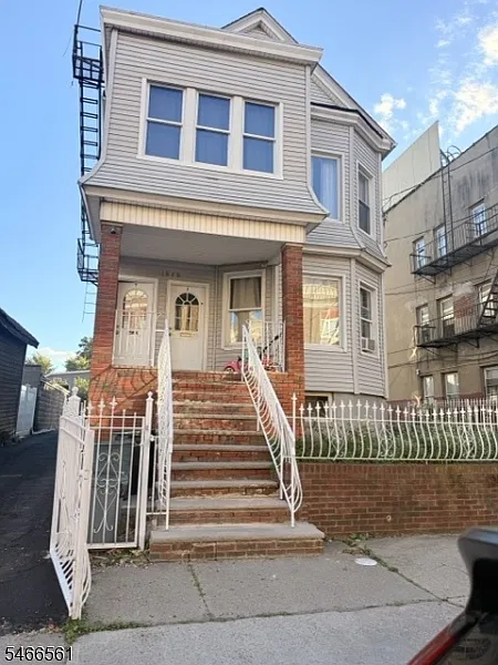 4 bed, 1.0 bath, $2,600 — Photo 1