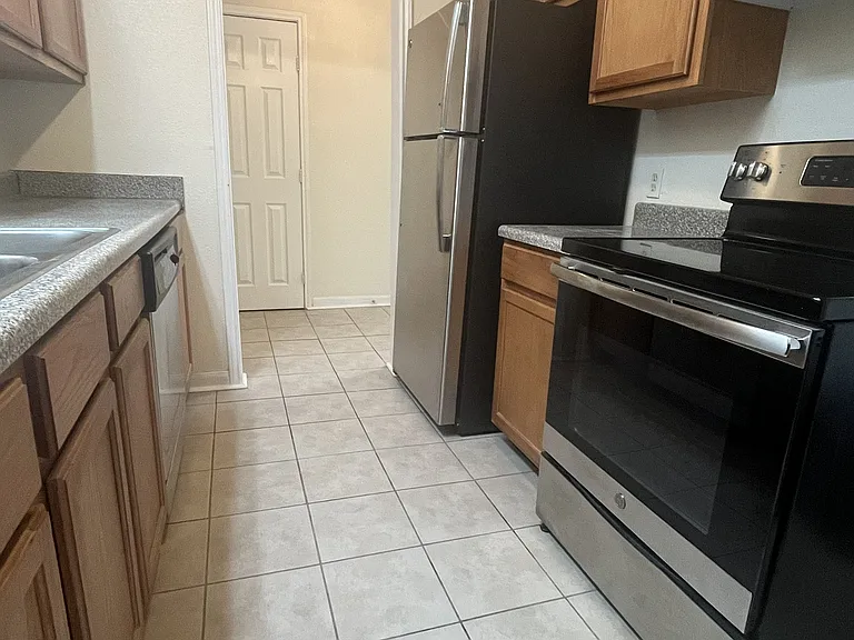 Camelot Apartments — Photo 37