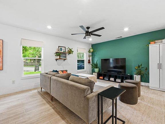 3rd image of 1406 Camelot Cir #1