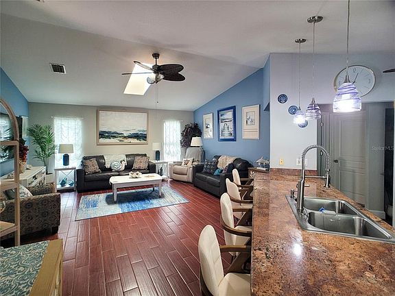 3rd image of 364 Macarthur Dr