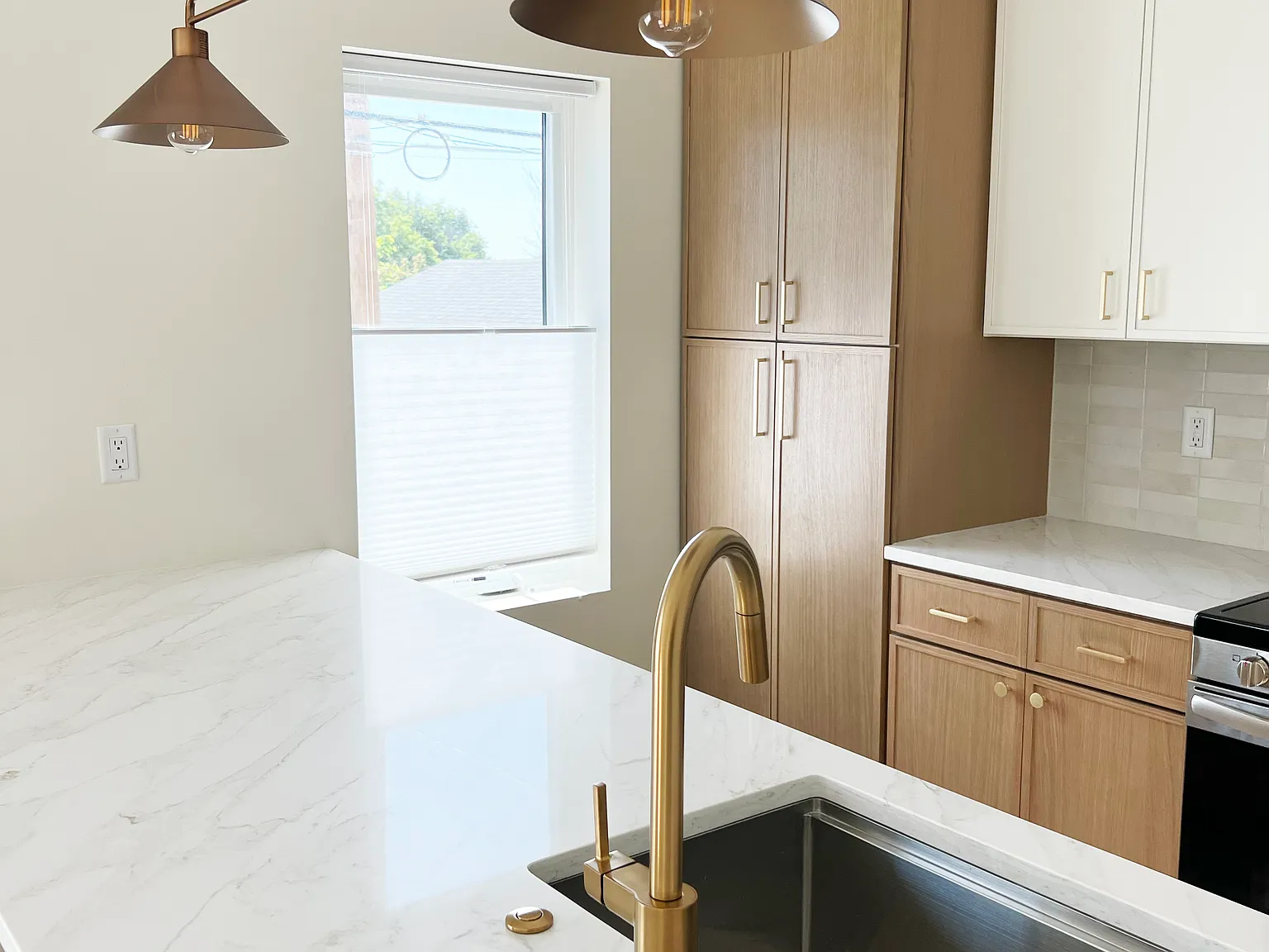 2 bed, 900 sqft, $3,000 — Photo 2