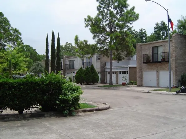 18 Townhouse Ct, Bellaire, TX 77401