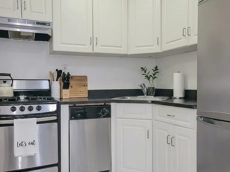 220 E 24th St #8H — Photo 3