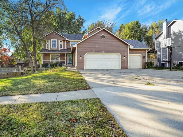 623 Meadowlark Rd, Lansing, KS 66043
