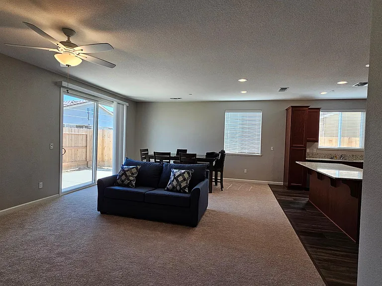 825 Kelsey Ct — Photo 23