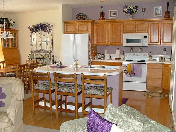 Kitchen & Dinette (open to family room)