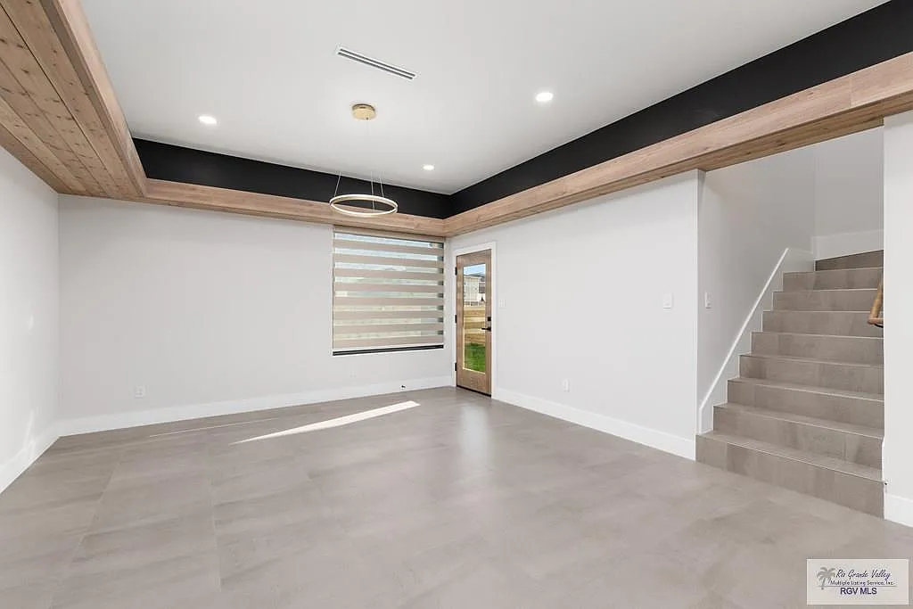 3 bed, 2.5 bath, 1908 sqft, $2,150 — Photo 3