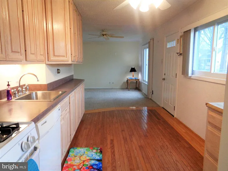 553 Doloro Dr — Photo 11