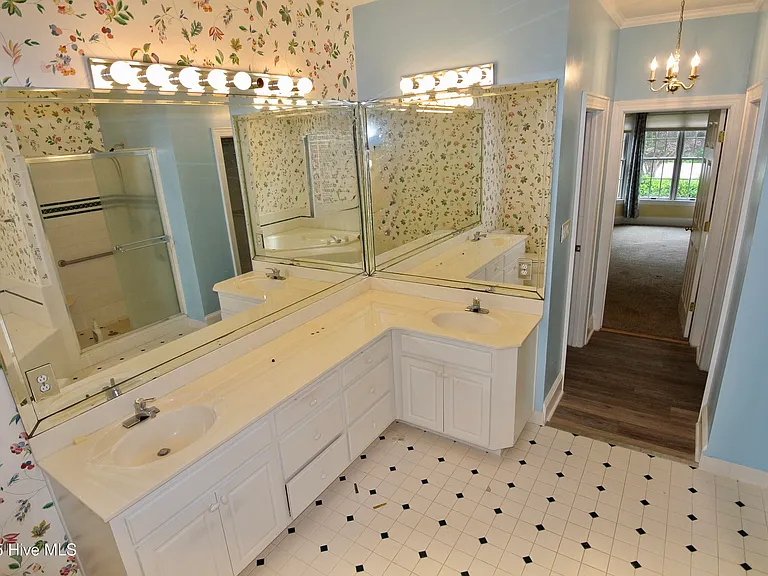 1113 Devonshire Dr — Photo 15