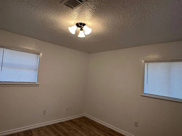 3127 Fleetwood Dr — Photo 9