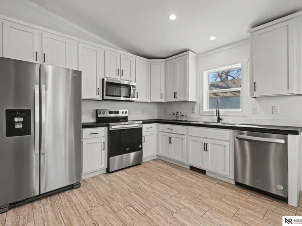 2436 Larimore Ave, Omaha, NE 68111