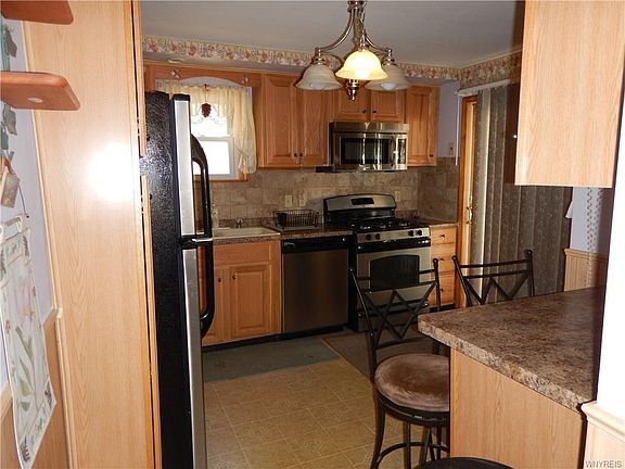 5th image of 32 Parkview Ave