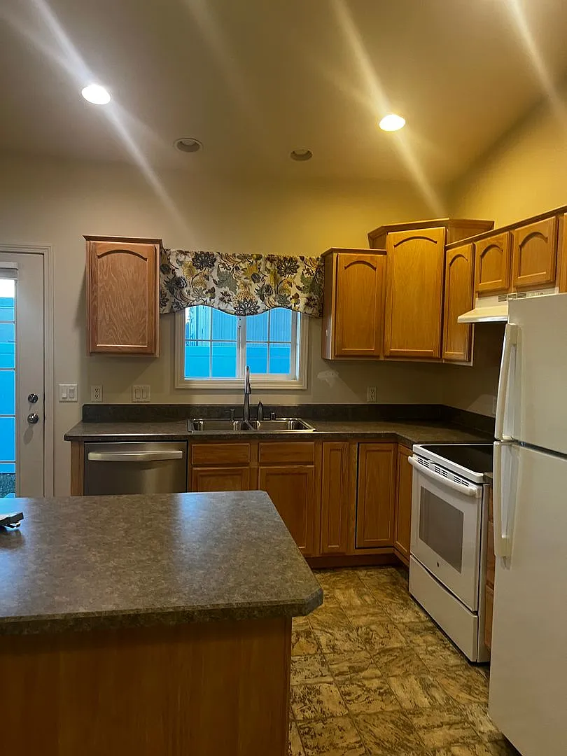 3 Bedroom/ 2 Bathroom House on the West End — Photo 2