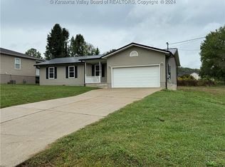 345 Harbour Ln, Hurricane, WV 25526